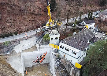 Einheben des Bohrgeräts in die Baugrube, Gewicht: 12 Tonnen